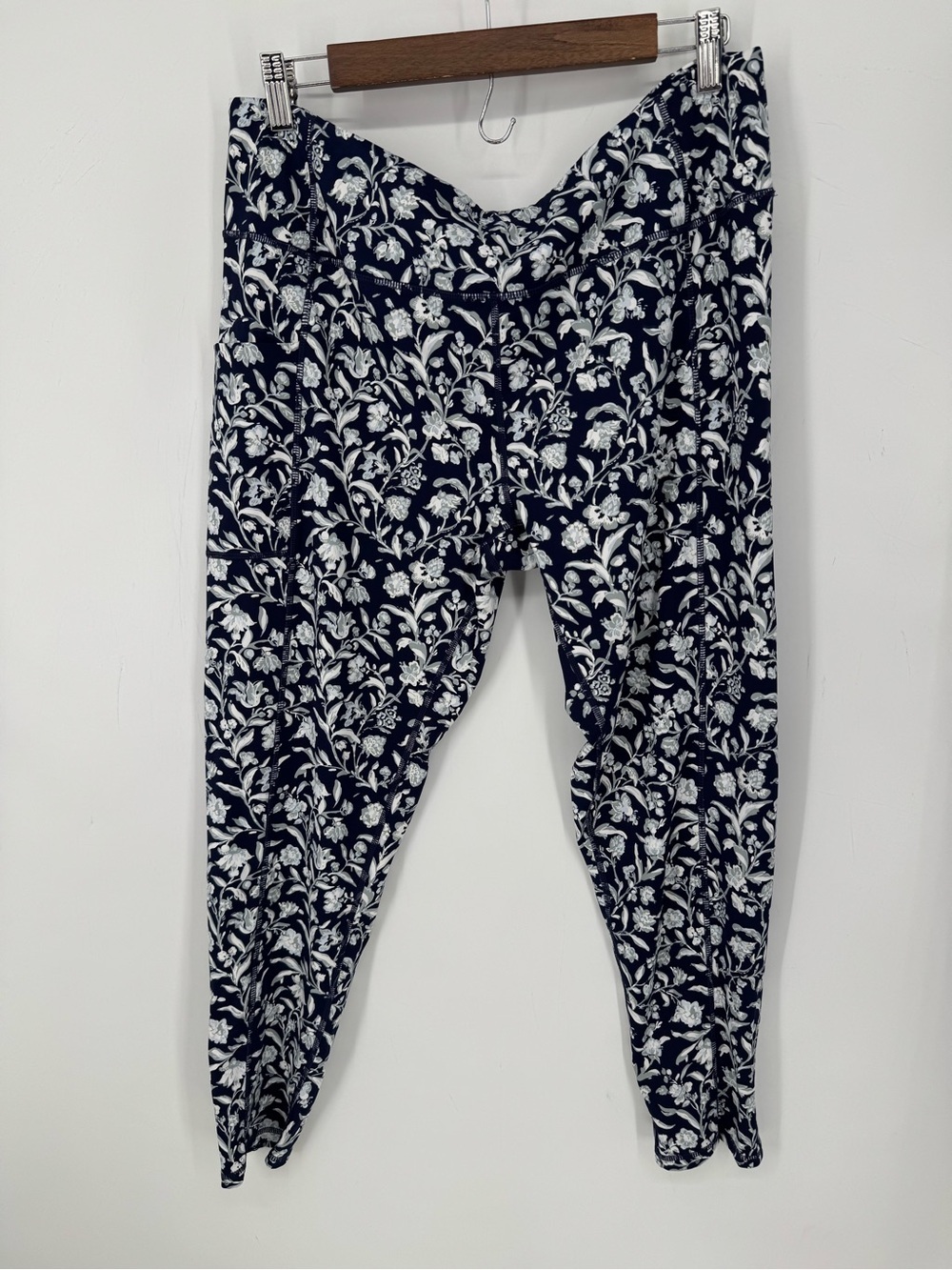 Vera Bradley Navy Floral Print Pocket Leggings Workout Gym Athleisure Size XL